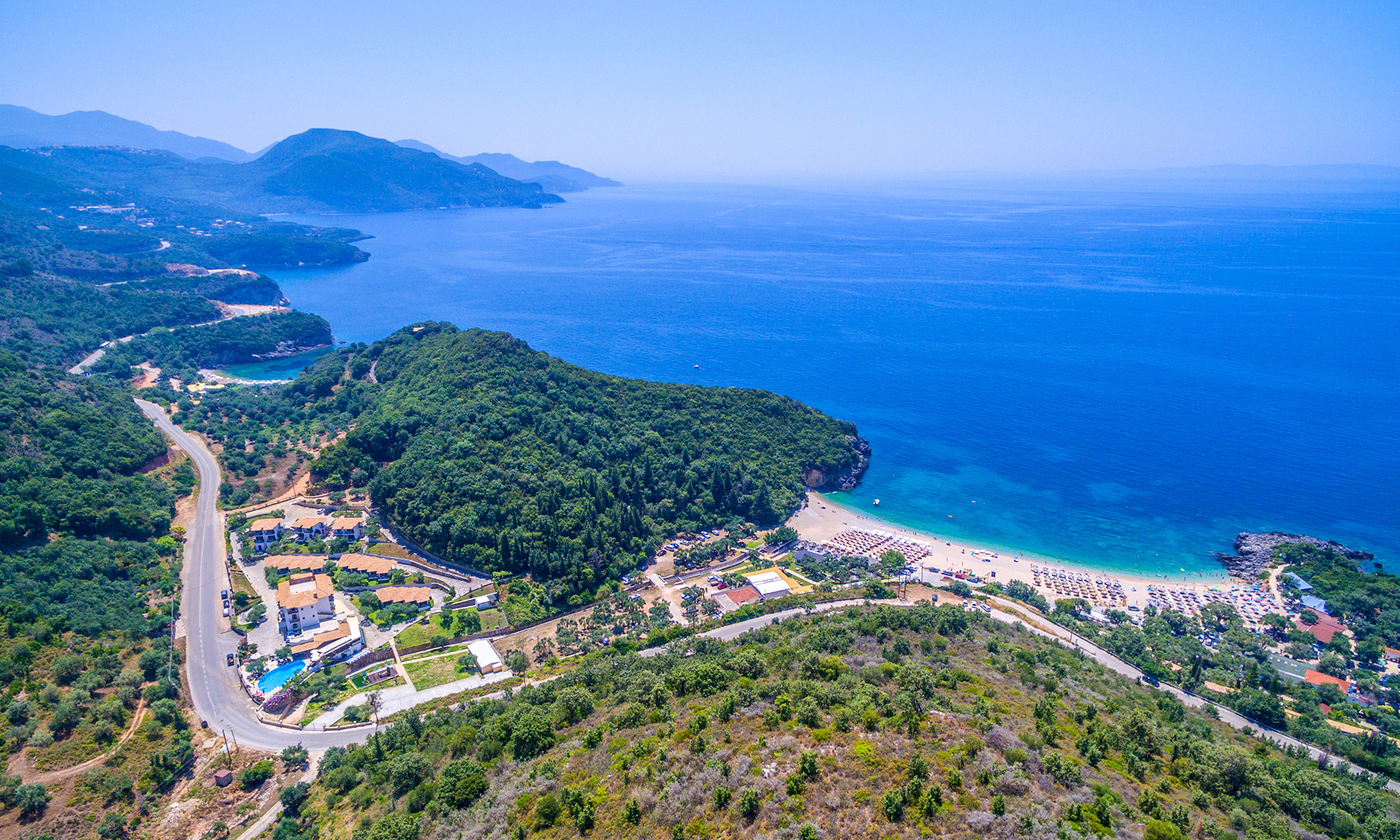 Luftfoto Mega Ammos Hotel Sivota Grækenland Folkeferie (1)